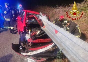 Infilzata dal guardrail esce illesa dall’auto: incredibile incidente nella notte a Palau