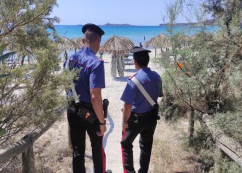 Villasimius, rubano valigie dall’auto di una turista in spiaggia: denunciati