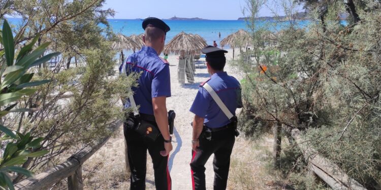 Villasimius, rubano valigie dall’auto di una turista in spiaggia: denunciati