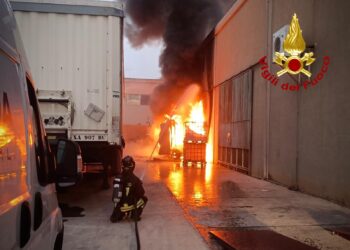 Cagliari, paura all’alba: incendio in un deposito di rifiuti
