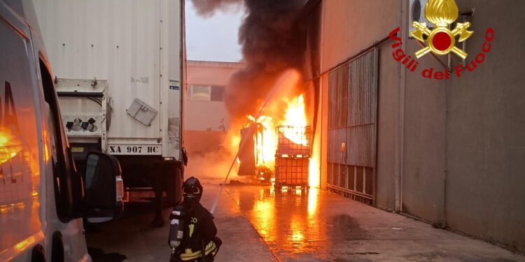 Cagliari, paura all’alba: incendio in un deposito di rifiuti