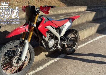 Cagliari, folle inseguimento al Poetto: fermato in moto ubriaco, senza targa, casco e assicurazione