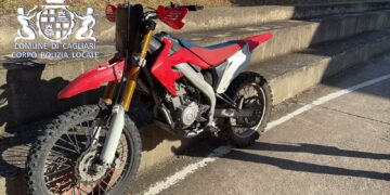 Cagliari, folle inseguimento al Poetto: fermato in moto ubriaco, senza targa, casco e assicurazione