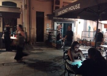 Incredibile a Cagliari in piazza Yenne: ristoranti di nuovo al buio, turisti esterrefatti