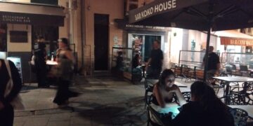 Incredibile a Cagliari in piazza Yenne: ristoranti di nuovo al buio, turisti esterrefatti