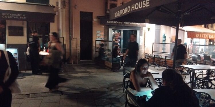 Incredibile a Cagliari in piazza Yenne: ristoranti di nuovo al buio, turisti esterrefatti