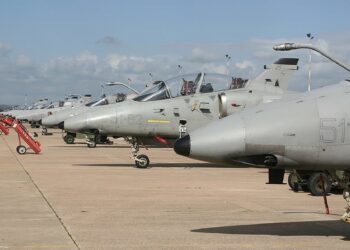 Decimomannu, gli aerei caccia della scuola di volo “volano basso sulle nostre case, abbiamo paura”