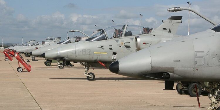 Decimomannu, gli aerei caccia della scuola di volo “volano basso sulle nostre case, abbiamo paura”