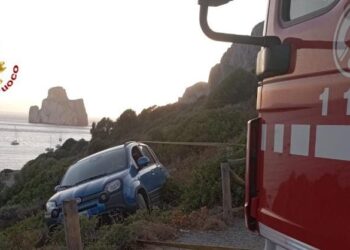 Iglesias, macchina scivolata in una scarpata recuperata dai vigili del fuoco