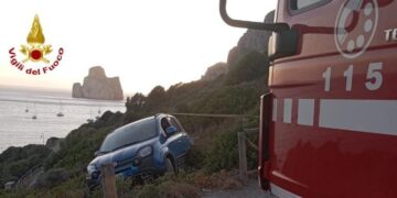 Iglesias, macchina scivolata in una scarpata recuperata dai vigili del fuoco