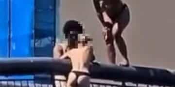 Bosa, turiste si tuffano in topless nel Temo: scatta la polemica