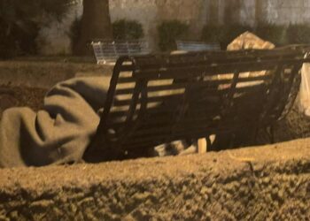 Degrado a Cagliari: dormono sulle panchine a pochi metri da via Roma e dal Consiglio regionale, nessuno li aiuta