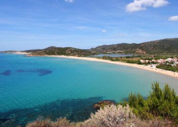 Estate (sempre più) cafona: ombrellone selvaggio, fumo e disservizi, il racconto di una turista da Santa Margherita di Pula