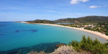 Estate (sempre più) cafona: ombrellone selvaggio, fumo e disservizi, il racconto di una turista da Santa Margherita di Pula