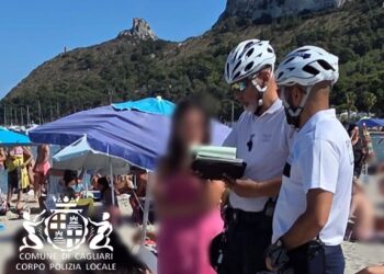 Cagliari, undici bagnanti multati al Poetto dalla Polizia Locale: 150 euro per le sigarette