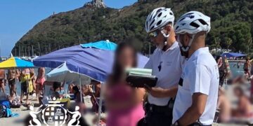 Cagliari, undici bagnanti multati al Poetto dalla Polizia Locale: 150 euro per le sigarette