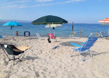 Isola Rossa, i furbetti lasciano ombrellone e sdraio dal giorno prima: la protesta