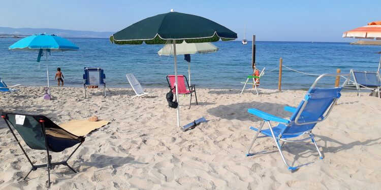 Isola Rossa, i furbetti lasciano ombrellone e sdraio dal giorno prima: la protesta