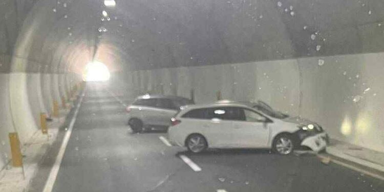 Pauroso incidente nella galleria tra Cagliari e Pula: auto in testacoda, sfiorata la tragedia