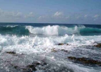 Buggerru, entra in acqua per salvare due bimbi e annega: tragedia nell’Iglesiente, muore un 70enne