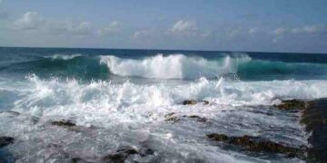 Buggerru, entra in acqua per salvare due bimbi e annega: tragedia nell’Iglesiente, muore un 70enne