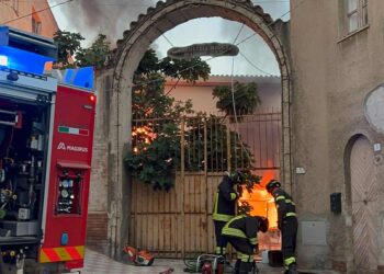 Cagliari, va in fiamme il deposito dell’ex mobilificio di Marino Cao: paura in via San Rocco, in azione i vigili del fuoco (VIDEO)
