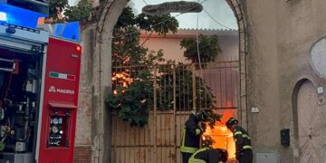 Cagliari, va in fiamme il deposito dell’ex mobilificio di Marino Cao: paura in via San Rocco, in azione i vigili del fuoco (VIDEO)