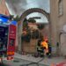 Cagliari, va in fiamme il deposito dell’ex mobilificio di Marino Cao: paura in via San Rocco, in azione i vigili del fuoco (VIDEO)