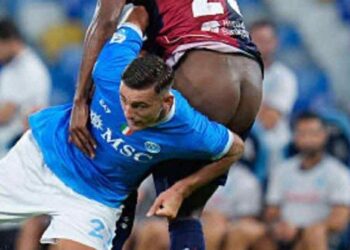 Et voila, Jerry Mina il combattente “spogliato” dal giocatore del Napoli: la foto diventa virale sui social