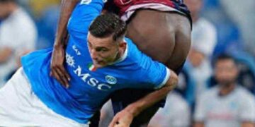 Et voila, Jerry Mina il combattente “spogliato” dal giocatore del Napoli: la foto diventa virale sui social