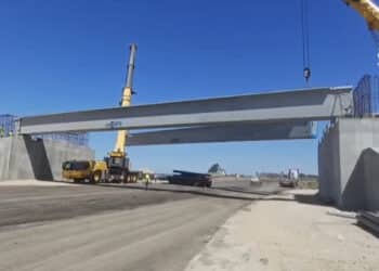 Nuraminis, sulla 131 nasce il nuovo cavalcavia: ecco la spettacolare posa delle travi (VIDEO)