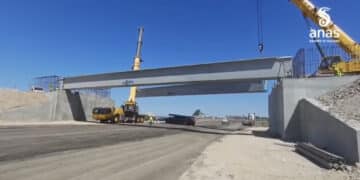 Nuraminis, sulla 131 nasce il nuovo cavalcavia: ecco la spettacolare posa delle travi (VIDEO)