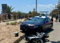Fugge in sella alla moto rubata tra bagnanti e traffico: inseguito e arrestato dopo il maxi inseguimento al Poetto