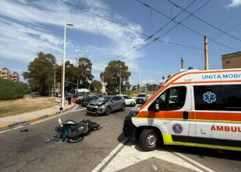 Cagliari, schianto in via San Bartolomeo: l’auto con due turiste a bordo travolge la moto di un 19enne cagliaritano