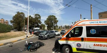 Cagliari, schianto in via San Bartolomeo: l’auto con due turiste a bordo travolge la moto di un 19enne cagliaritano