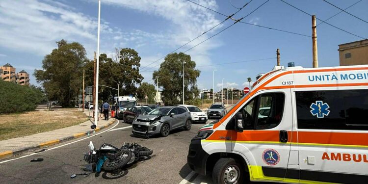 Cagliari, schianto in via San Bartolomeo: l’auto con due turiste a bordo travolge la moto di un 19enne cagliaritano