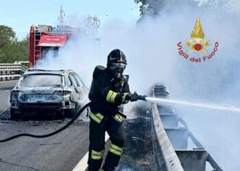 Momenti di grande paura a Elmas: auto in corsa prende fuoco sulla statale 130
