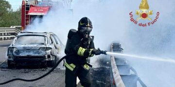 Momenti di grande paura a Elmas: auto in corsa prende fuoco sulla statale 130