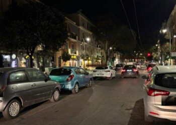 Via Dante a Cagliari, la vergogna delle auto in sosta selvaggia davanti a Tandem: rischio incidenti, nessuno interviene