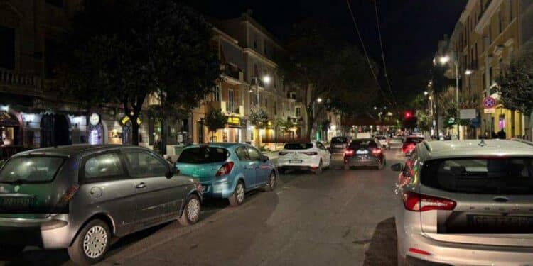 Via Dante a Cagliari, la vergogna delle auto in sosta selvaggia davanti a Tandem: rischio incidenti, nessuno interviene