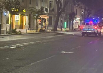 Sosta selvaggia in via Dante davanti a Tandem, la pacchia è finita: la Polizia Locale multa ancora i furbetti