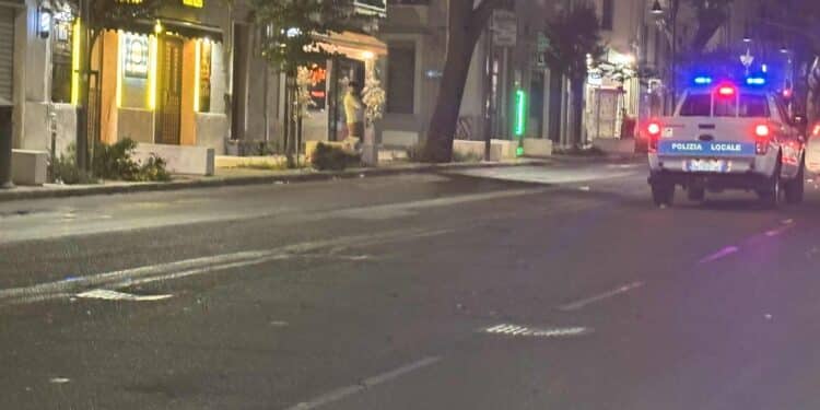 Sosta selvaggia in via Dante davanti a Tandem, la pacchia è finita: la Polizia Locale multa ancora i furbetti