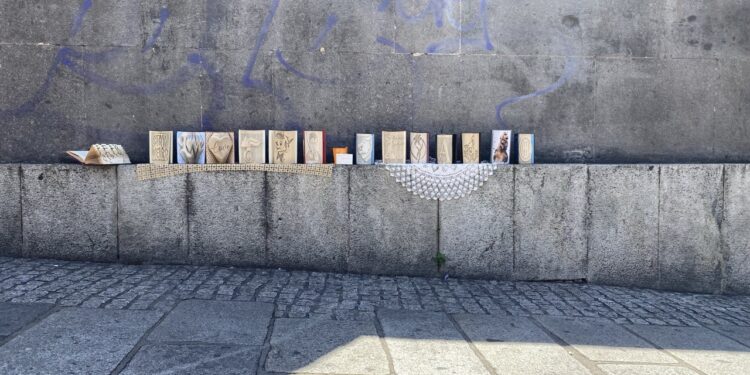 Cagliari, artista di strada sfrattata dal Largo Carlo Felice: “Il degrado non è di chi fa arte”