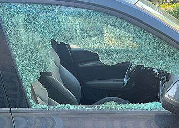 Quartucciu, vetri delle macchine distrutti alla ricerca disperata di qualche monetina da rubare