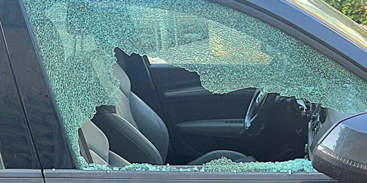 Quartucciu, vetri delle macchine distrutti alla ricerca disperata di qualche monetina da rubare