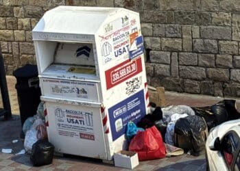 Cagliari, in via Basilicata il raccoglitore di indumenti diventa una discarica