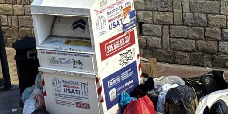 Cagliari, in via Basilicata il raccoglitore di indumenti diventa una discarica