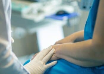 Cagliari, ospedale nega la traversa a paziente disabile: “Mia madre trattata senza dignità”