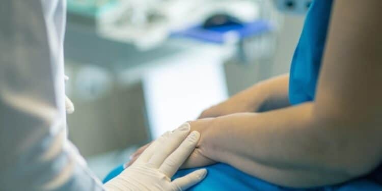 Cagliari, ospedale nega la traversa a paziente disabile: “Mia madre trattata senza dignità”