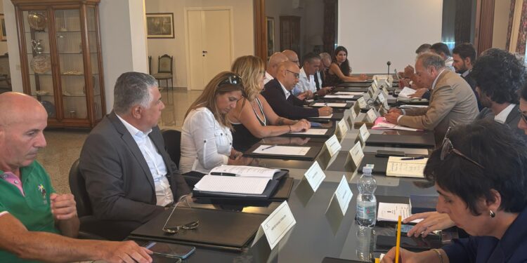 Oristano, sicurezza e disagio giovanile: vertice in Prefettura con sindaci e forze dell’ordine